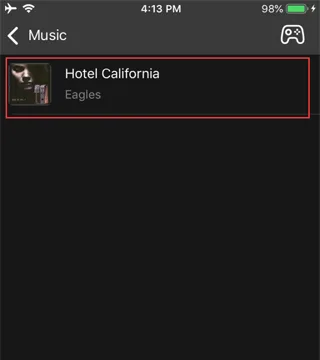 Musica scaricata mostrata nell'app Enjox Remote su iPhone (passo 7)